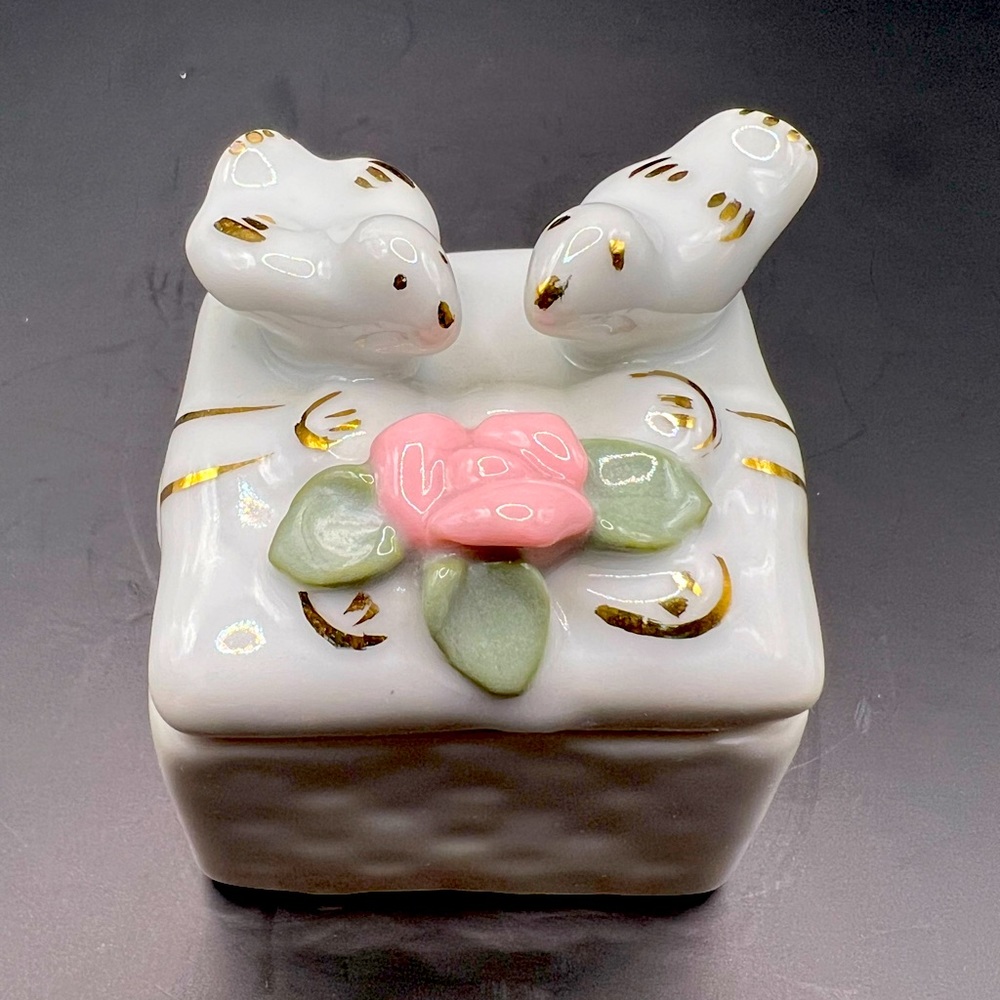 Vintage Small White Doves Love Birds and Flower Trinket Jewelry Box and Lid